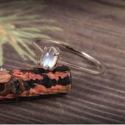 Redgem 925 Silver Ring for Women and Girls Natural Rainbow Moonstone White 4X6 MM Oval Redgem 925 Silver Ring for Women and Girls Natural Rainbow Moonstone White 4X6 MM Oval